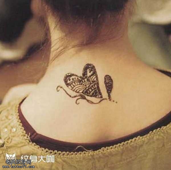背部心形纹身图案