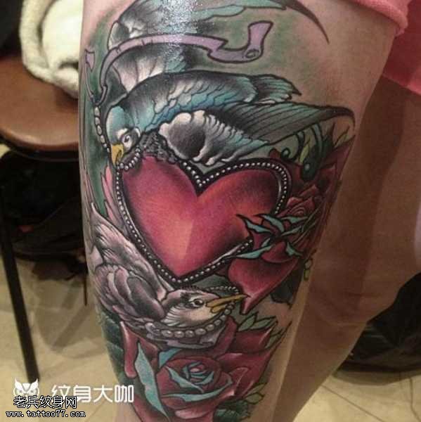 腿部爱心纹身图案