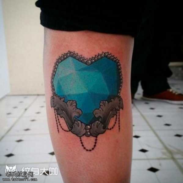 腿部蓝钻心纹身图案