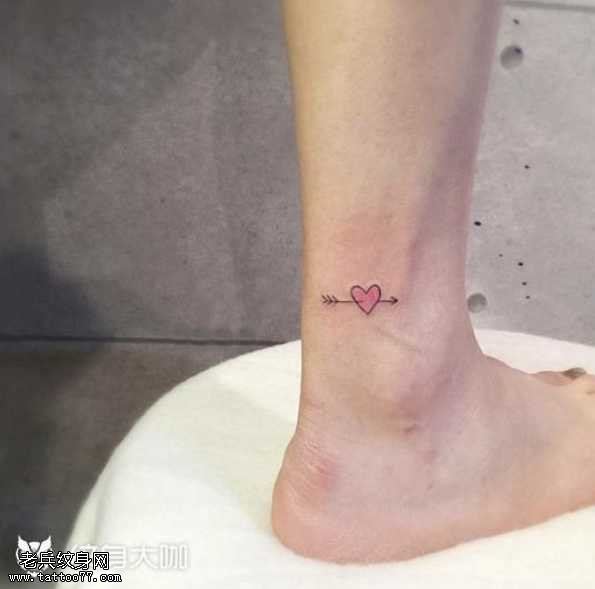 腿部射箭心纹身图案