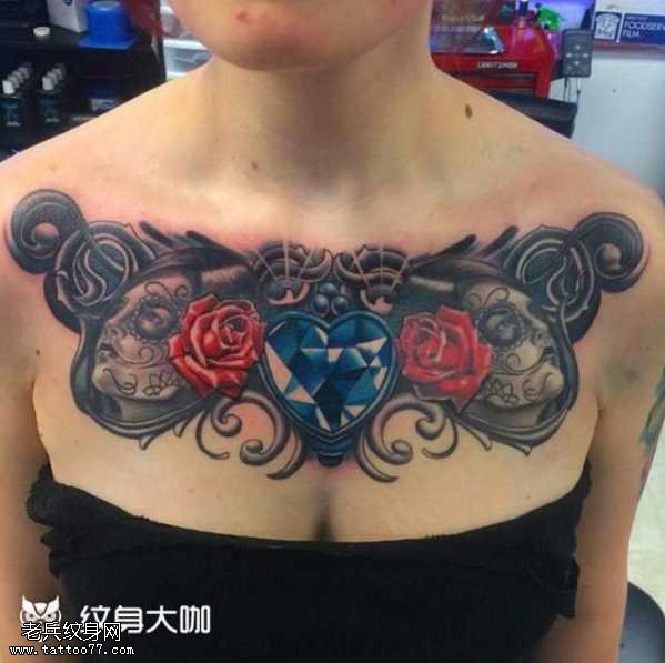 胸部蓝钻石纹身图案