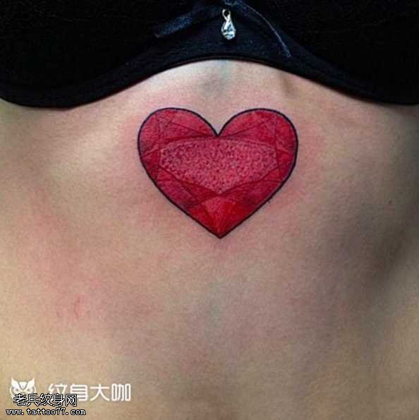 胸部红心纹身图案
