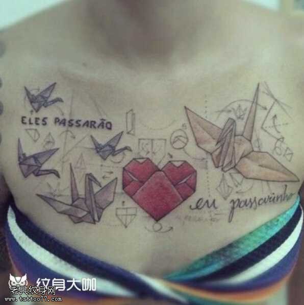 胸部红心形纹身图案