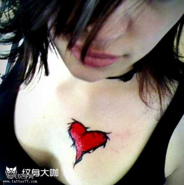 胸部爱心纹身图案
