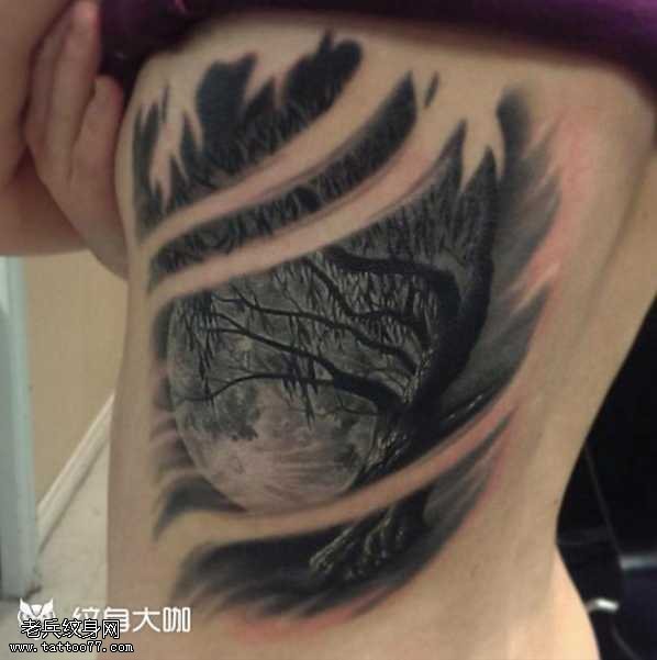 腰部日月纹身图案