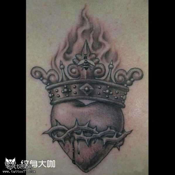 背部皇冠爱心纹身图案