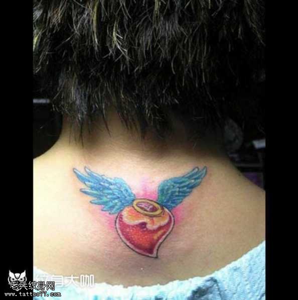 背部心形翅膀纹身图案