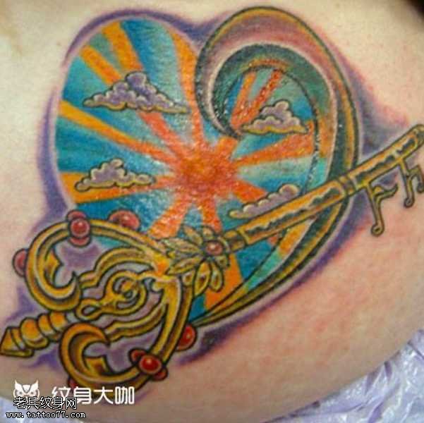 背部黄金心纹身图案