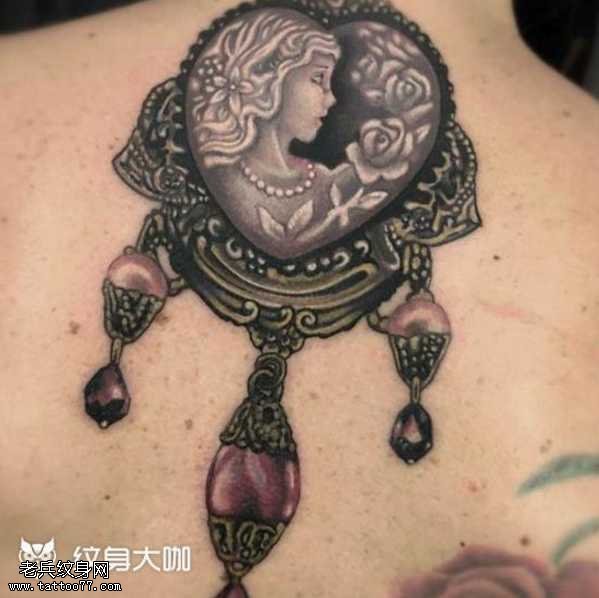 背部心形人物纹身图案