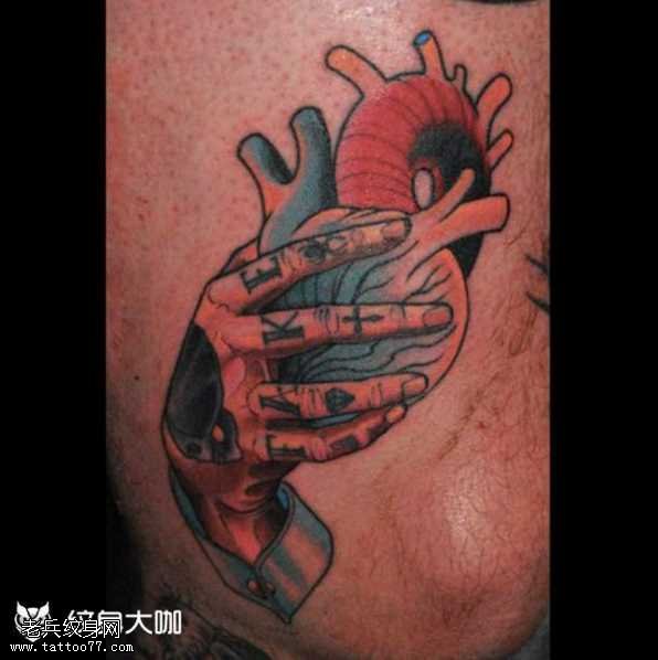 腿部手抓心脏纹身图案