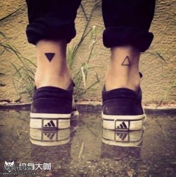 脚部三角纹身图案