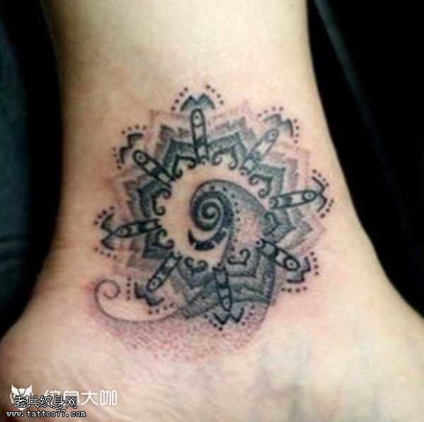脚部刺花纹身图案
