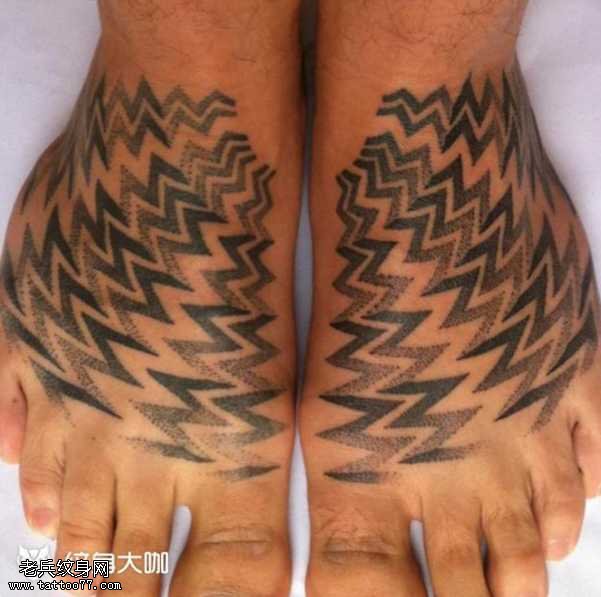 脚部点刺电纹身图案