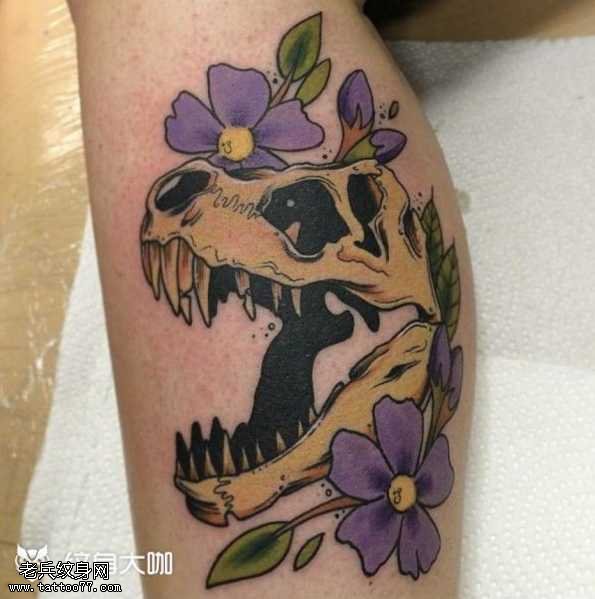 腿部恐龙骨纹身图案