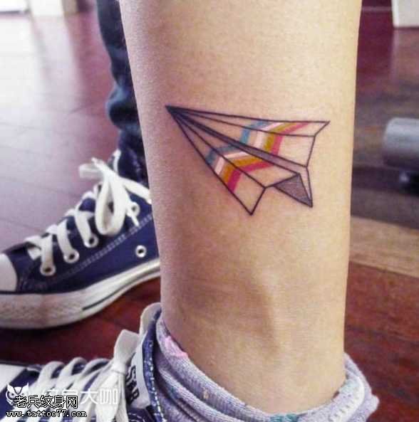 腿部纸飞机纹身图案
