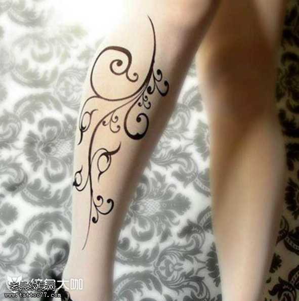 腿部花藤纹身图案