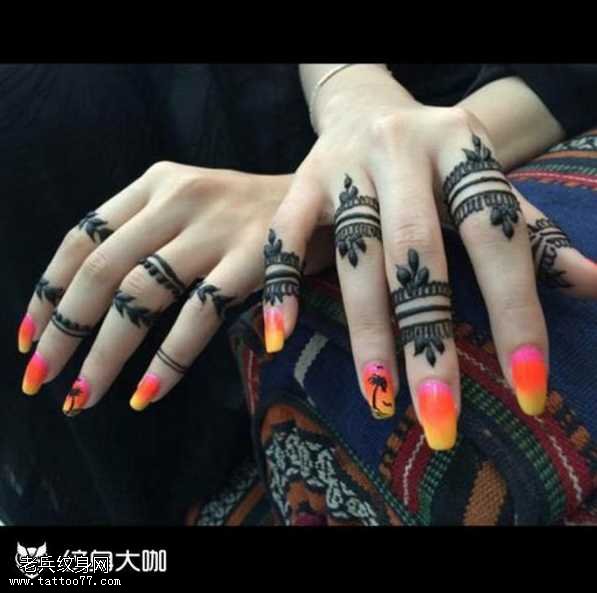 手指花藤纹身图案