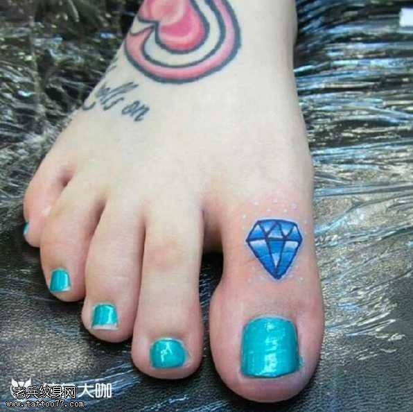 脚部钻石纹身图案