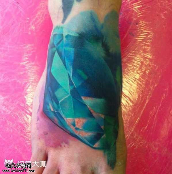 脚部逼真蓝钻石纹身图案