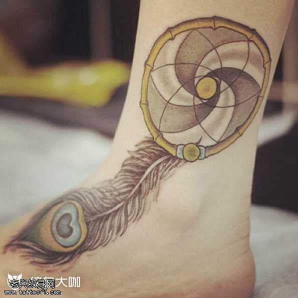 脚部羽毛纹身图案