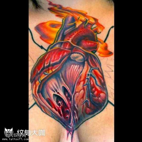 胸部心脏纹身图案