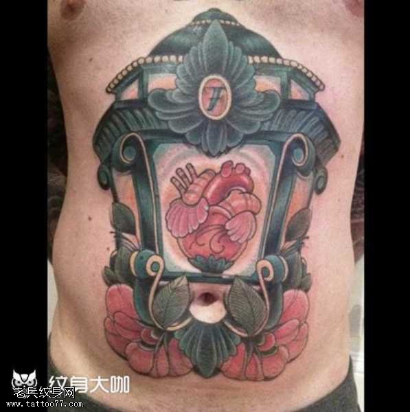 胸部心脏灯笼纹身图案