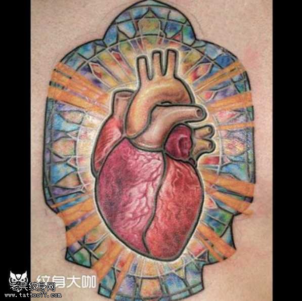 胸部心脏纹身图案
