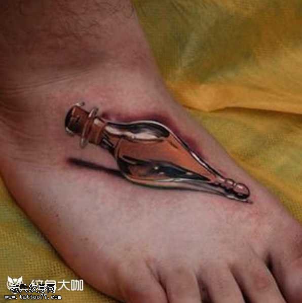 脚部滴水纹身图案