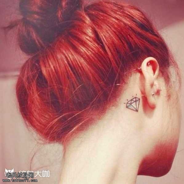 脖子小清新钻石纹身图案