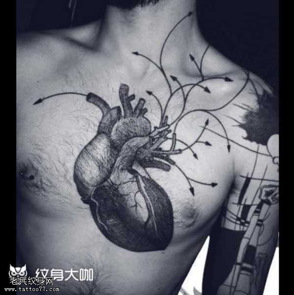 胸部心脏纹身图案