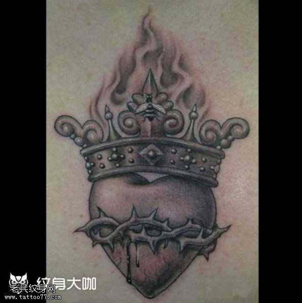 胸部心脏纹身图案