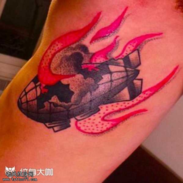 腰部热气球纹身图案