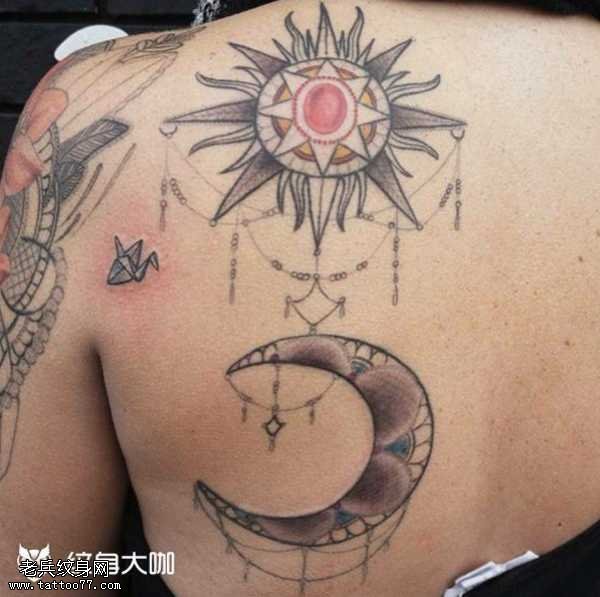 背部日月纹身图案