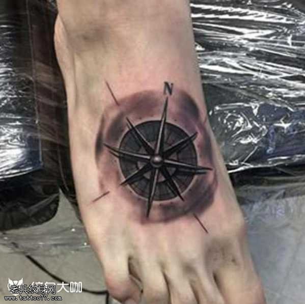 脚部指南针纹身图案