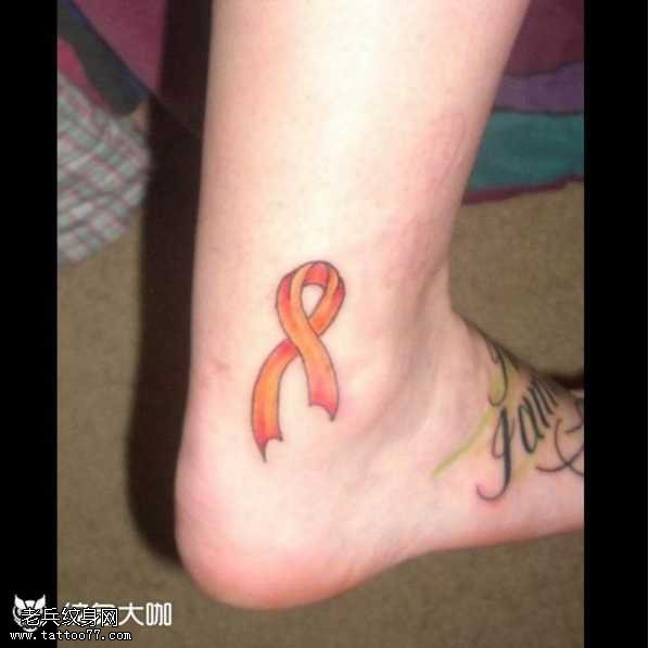 脚部蝴蝶结纹身图案