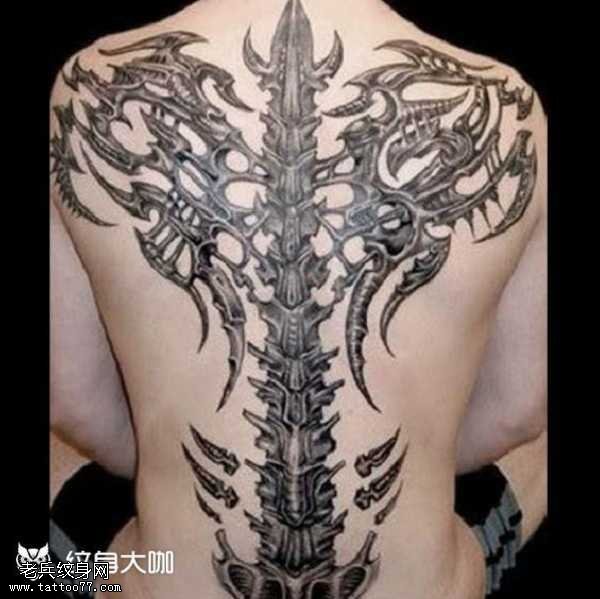 背部骨骼纹身图案