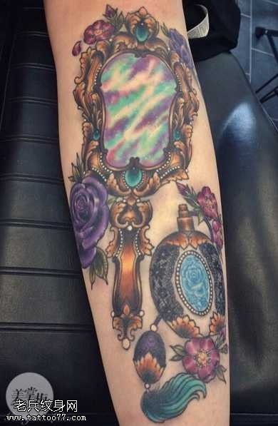 腿部镜子纹身图案