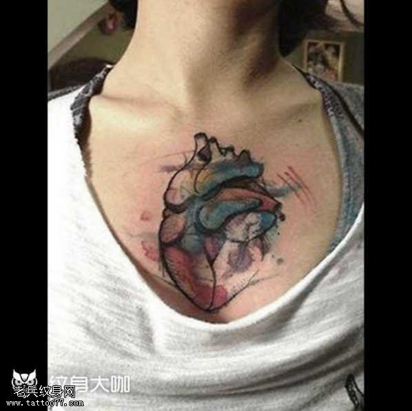 胸部心脏纹身图案