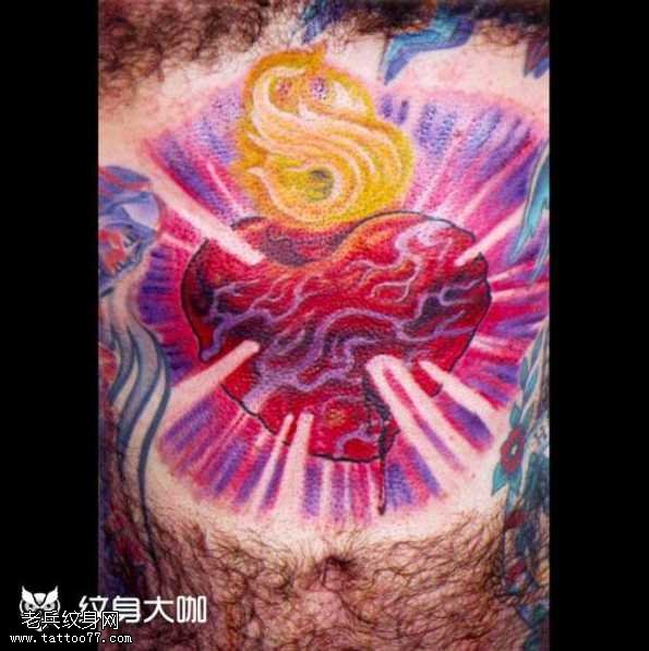 胸部红心纹身图案