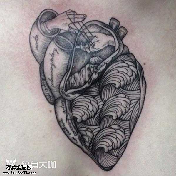 胸部心脏纹身图案