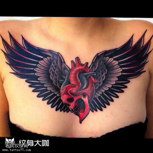 胸部心脏翅膀纹身图案