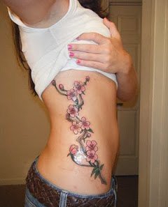 背上藤蔓纹身图案