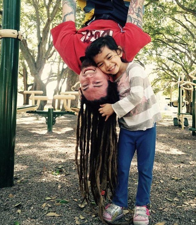 布拉德和女儿一起制作纹身，和她的纹身图案