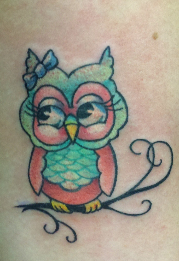 超级萌化的黑色点刺猫头鹰纹身图案