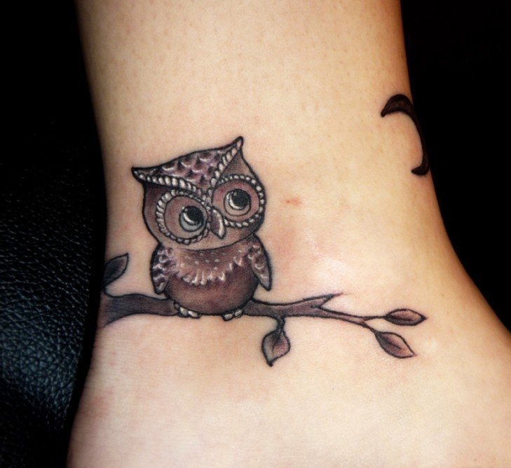 超级萌化的黑色点刺猫头鹰纹身图案