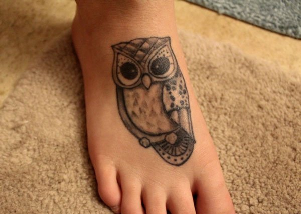 超级萌化的黑色点刺猫头鹰纹身图案