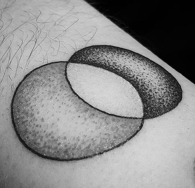 大腿上精致的黑色牡丹花纹身图案