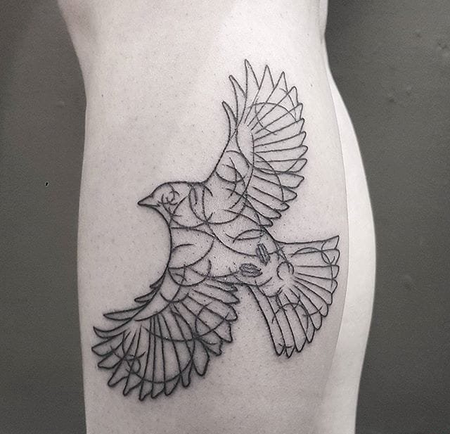 大腿上精致的黑色牡丹花纹身图案