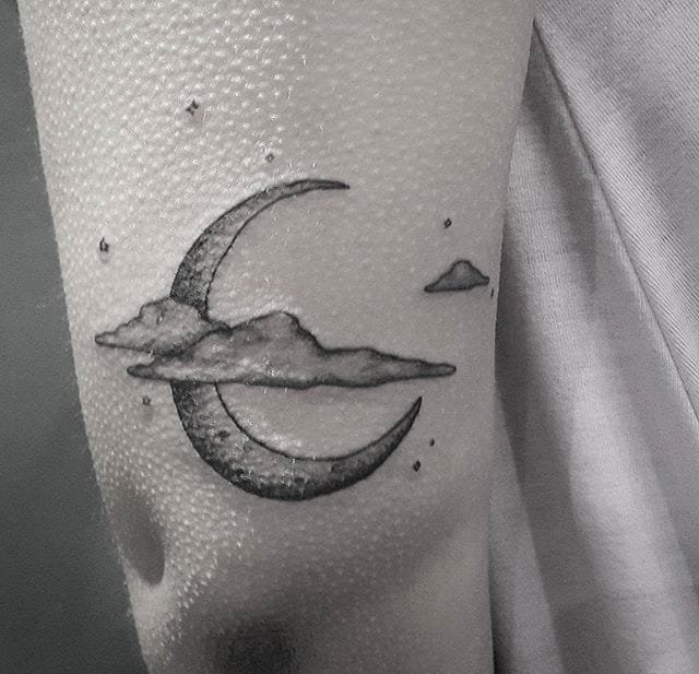 大腿上精致的黑色牡丹花纹身图案