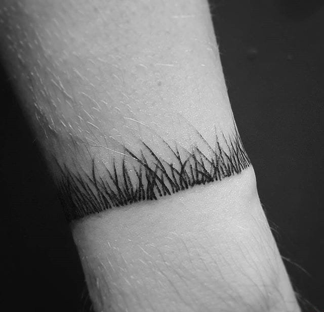 大腿上精致的黑色牡丹花纹身图案